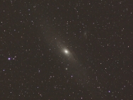 Die Andromedagalaxie mit zwei kleinen Begleitgalaxien