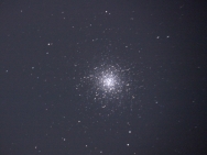 Der berühmte Kugelsternhaufen M13 im Sternbild Herkules