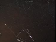 Einer der Perseiden im August 2012 in der Nähe des Andromedanebels