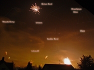 Feuerwerk an Neujahr 2009 vor dem nächtlichen Sternenhimmel