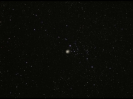 Der Komet Holmes zieht mitten durch das Sternbild Perseus