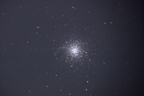 Der berühmte Kugelsternhaufen M13 im Sternbild Herkules