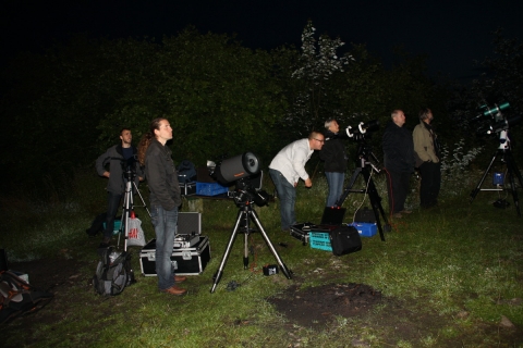 Vereinsmitglieder und Gäste beobachten die Jupiterbedeckung am 15. Juli 2012